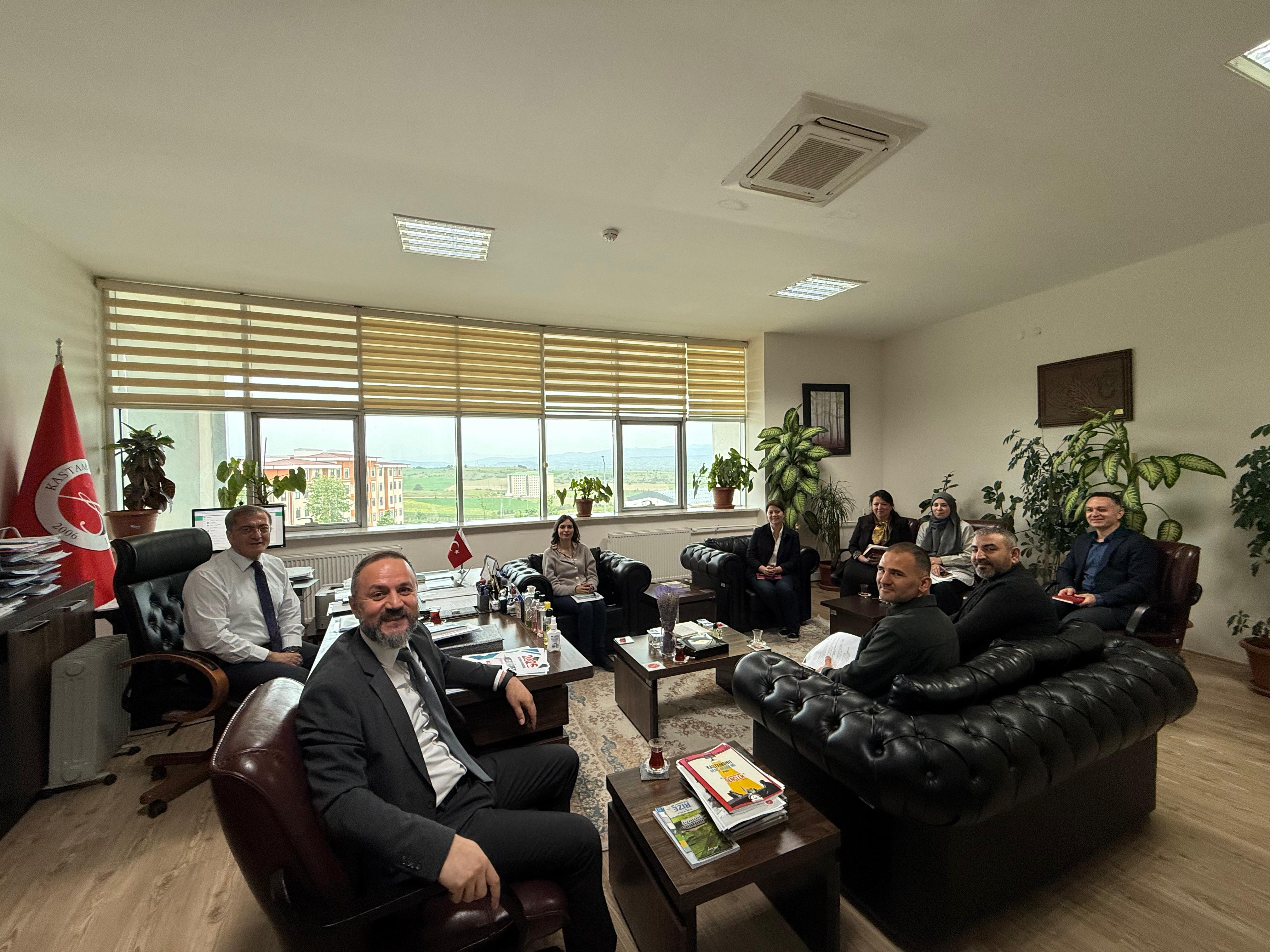 Dış İlişkiler Genel Koordinatörlüğü Personeli Rektör Yardımcısı Prof. Dr. Mehmet Atalan ile KAP Raporunu Değerlendirdi